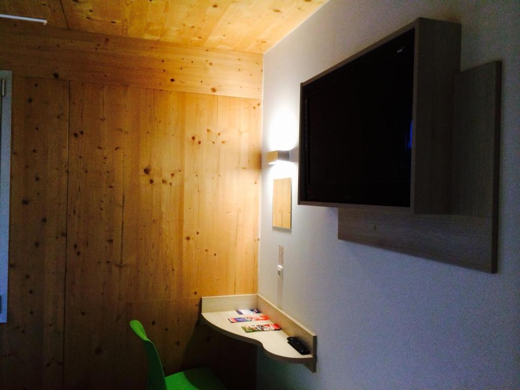 TV a/nebo společenská místnost v ubytování Fasthotel Dunkerque
