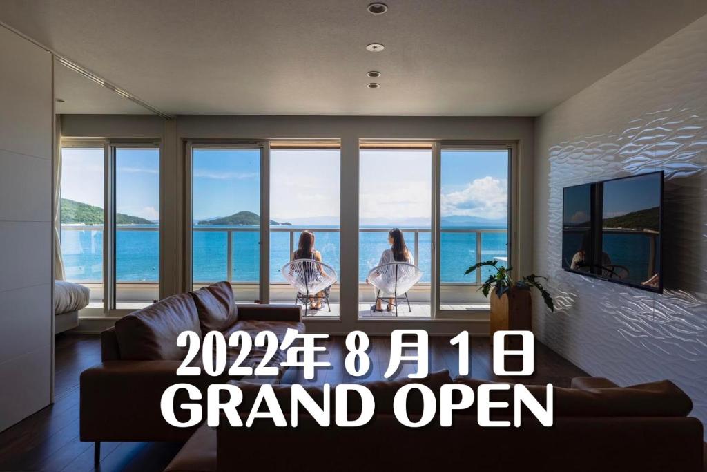 un cartello che dice "Grande apertura" in un soggiorno di SETOUCHI SUP RESORT - Ao - a Shōdoshima