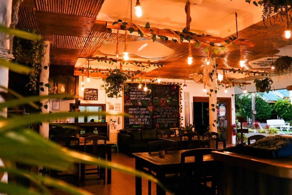Restaurace v ubytování Tiki Beach Koh Phangan Beach Restaurant Bar and Coworking