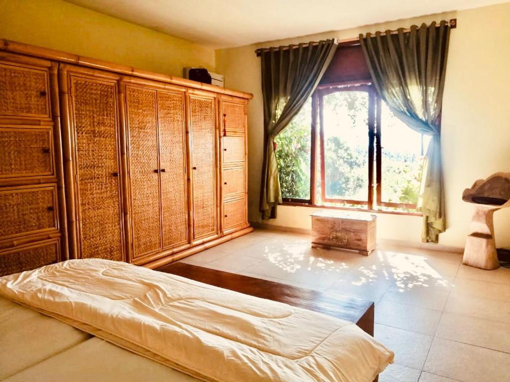 Voodi või voodid majutusasutuse Villa Cantik Sambirenteng toas