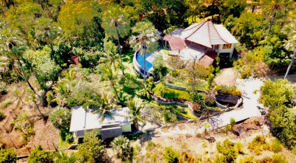 Aed väljaspool majutusasutust Villa Cantik Sambirenteng