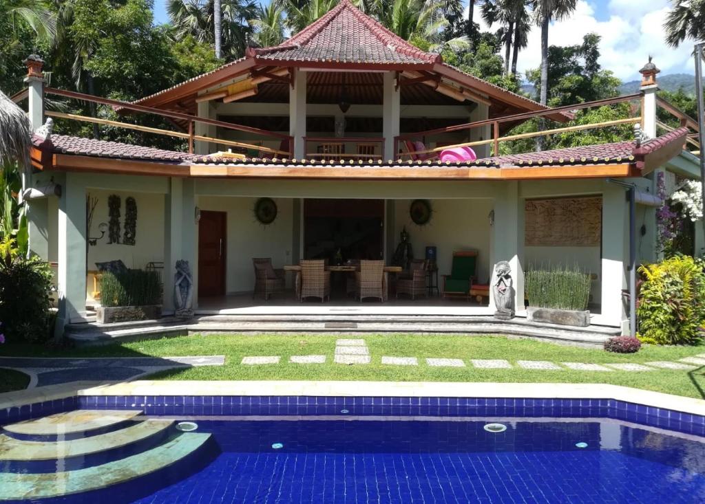 Bassein majutusasutuses Villa Cantik Sambirenteng või selle lähedal