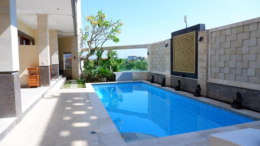 ein Swimmingpool mitten in einem Gebäude in der Unterkunft VIILA VEAR in Canggu
