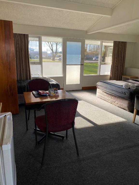 The Redwood Hotel - Resim 12