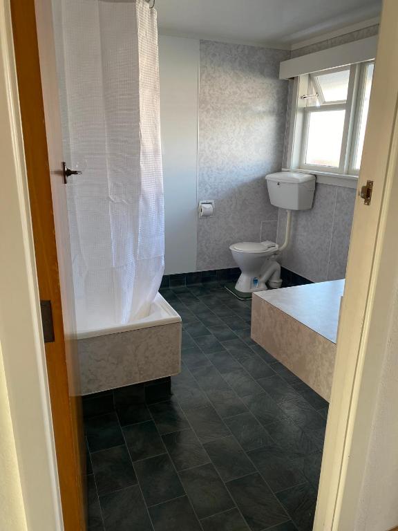 The Redwood Hotel - Resim 9