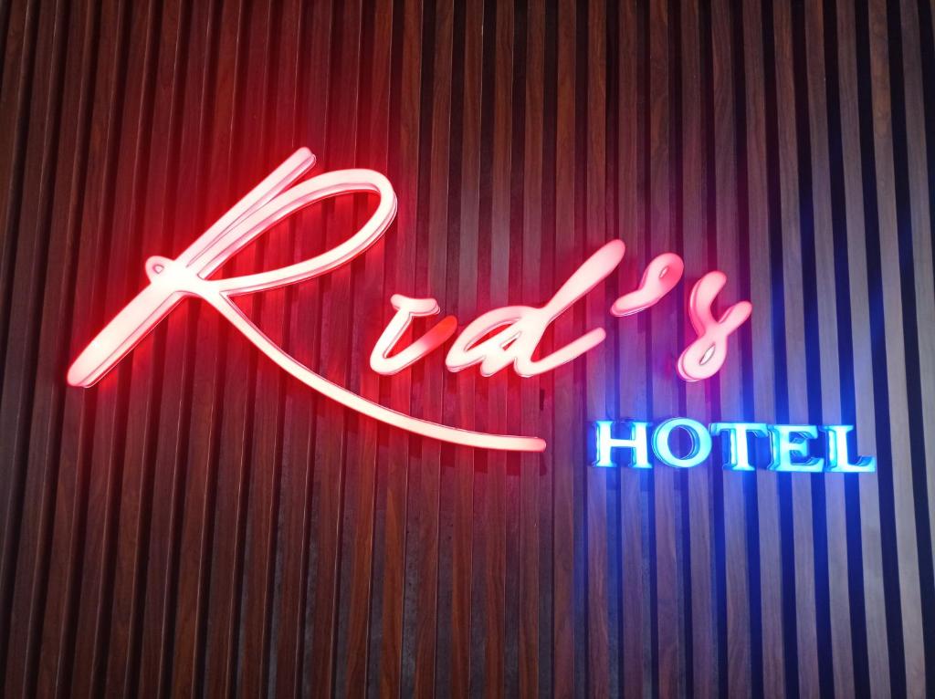 ein Neonschild, auf dem la hotel on a wall steht in der Unterkunft Rid's Hotel Palembang in Talang Kelapa