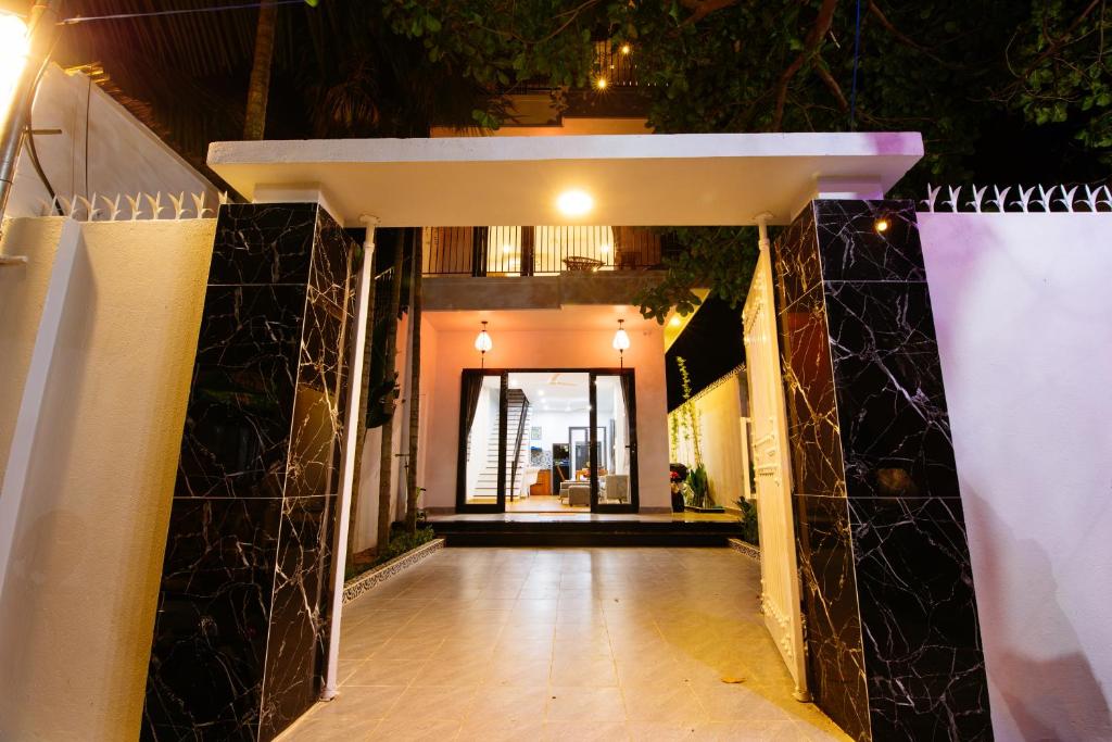 una entrada a un edificio con pasillo en Beach Forest Villa, An Bang, Hoi An, en An Bàn (2)