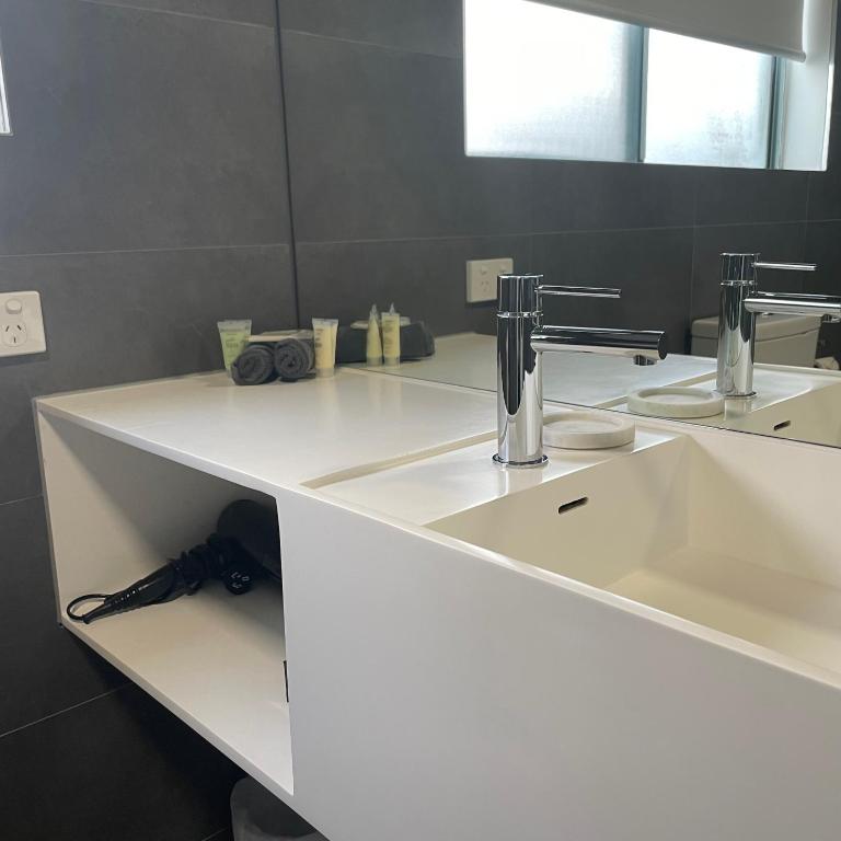 Un baño de Coastal Motel