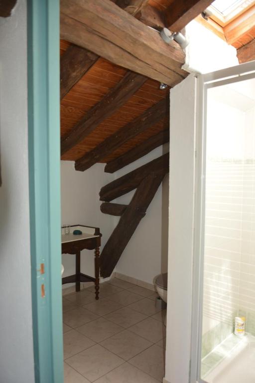 Zdjęcie z galerii obiektu Chambres d'hôtes Les Pieds dans l'herbe w mieście Saint-Julien-Gaulène