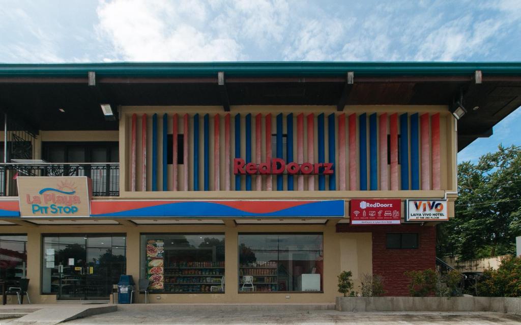 una tienda con un letrero de puerta roja encima en RedDooorz @ Laiya Vivo Hotel Batangas en San Juan