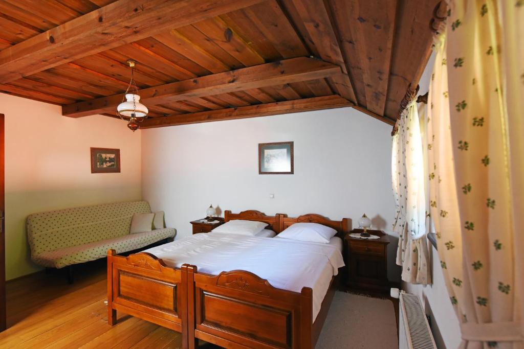 Postel nebo postele na pokoji v ubytování Domačija Šeruga Countryside hotel