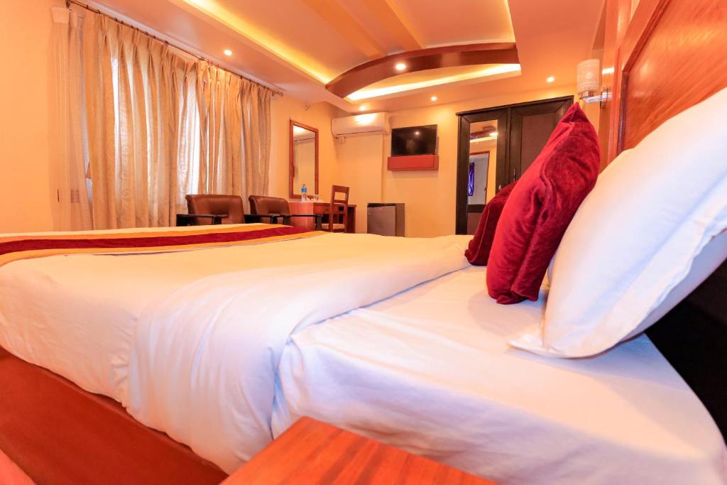 Postel nebo postele na pokoji v ubytování Everland Kathmandu Hotel
