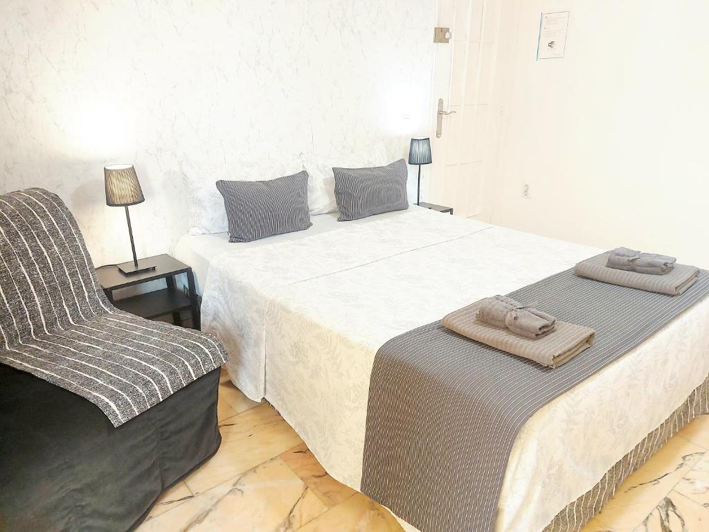 Gloria Host House - Triple Room With Private Bathroom And Balcony