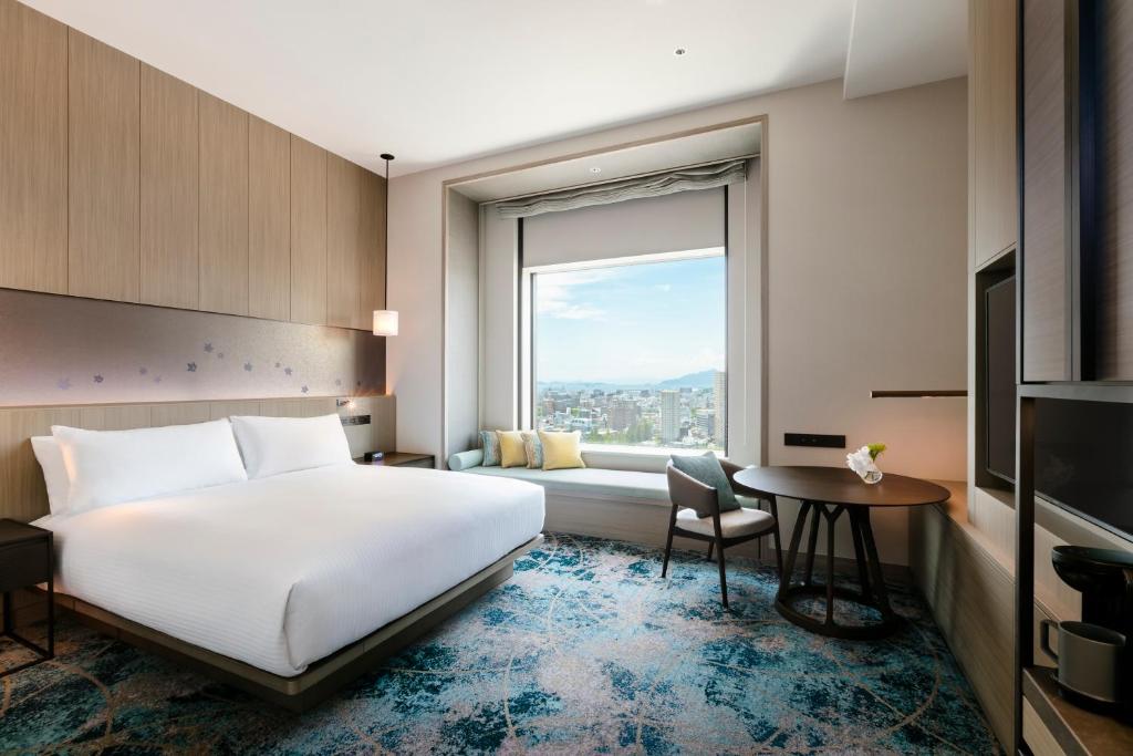 Postel nebo postele na pokoji v ubytování Hilton Hiroshima