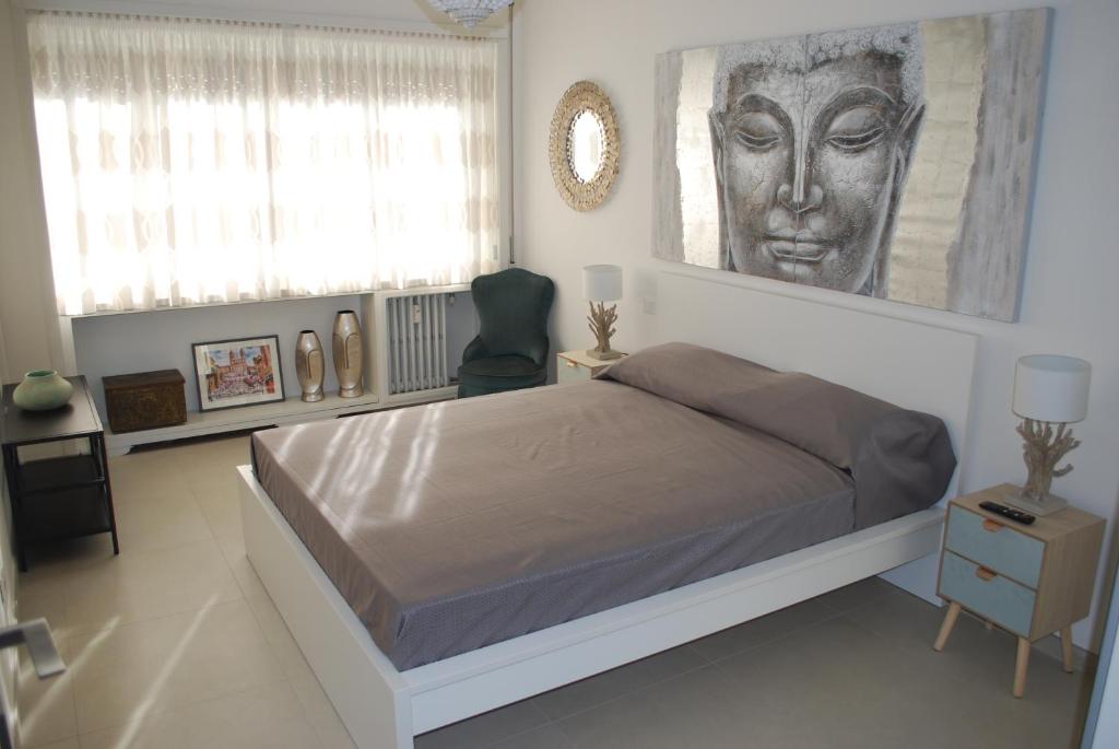 1 dormitorio con 1 cama grande y un retrato en la pared en Vatican2you, en Roma
