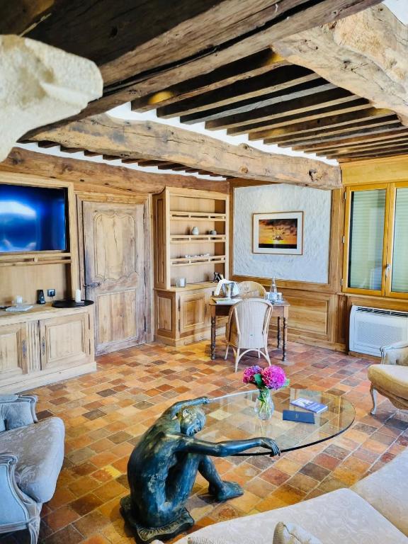 TV a/nebo společenská místnost v ubytování Le Manoir des Impressionnistes - Bord de Mer