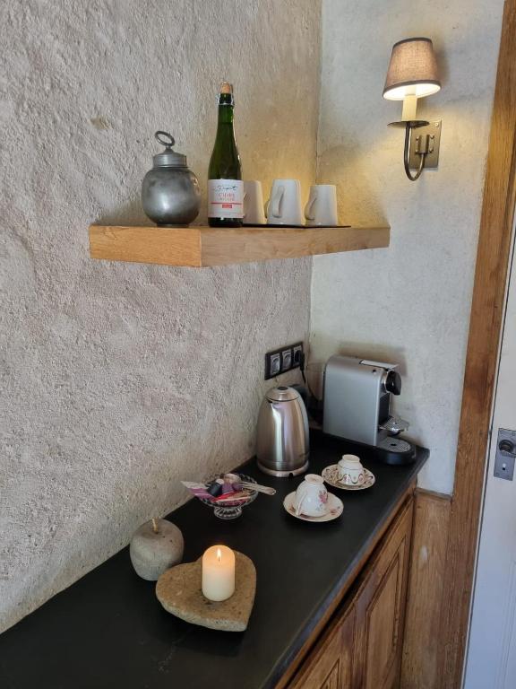 Příslušenství pro přípravu čaje a kávy v ubytování Le Manoir des Impressionnistes - Bord de Mer