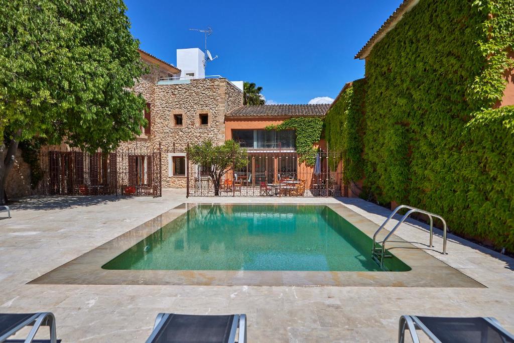 a swimming pool in the courtyard of a house at Ca' n Beia Suites - Adults Only in Alaró