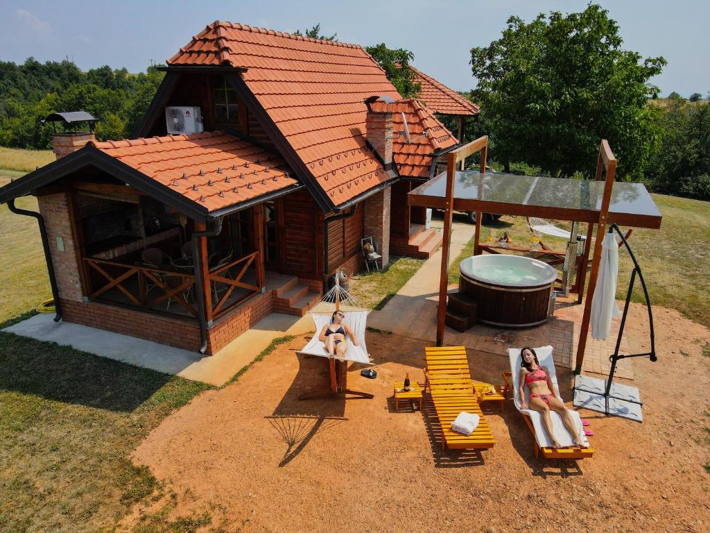 eine Luftansicht eines kleinen Hauses mit einem Pavillon in der Unterkunft Vila Promaja in Kladovo