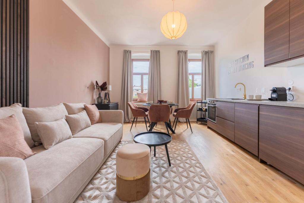 a living room with a couch and a table at City Lounge Appartement am Hauptbahnhof in Sankt Pölten