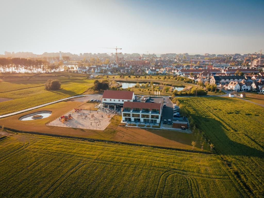 una vista aérea de un edificio en un campo en Hotel De Zes Bochten, en Knokke-Heist