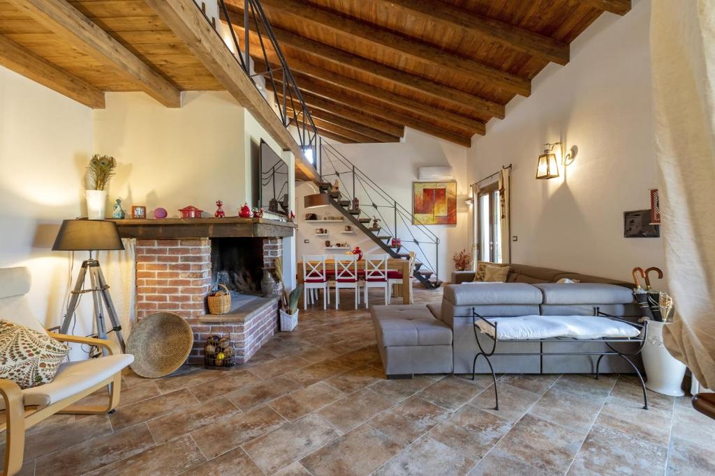 uma sala de estar com lareira e uma escada em La Casa di Valverde em Alghero