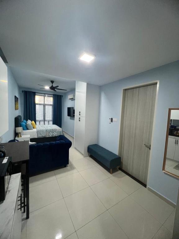Postel nebo postele na pokoji v ubytování Legasi Kampong Bharu by Triple O Studio