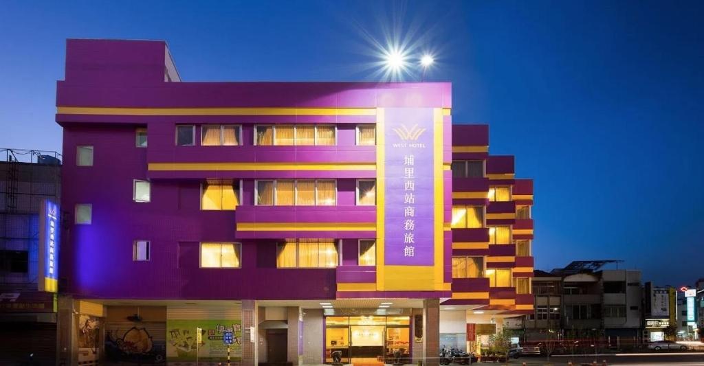 un edificio púrpura con una luz encima en West Hotel Puli, en Puli