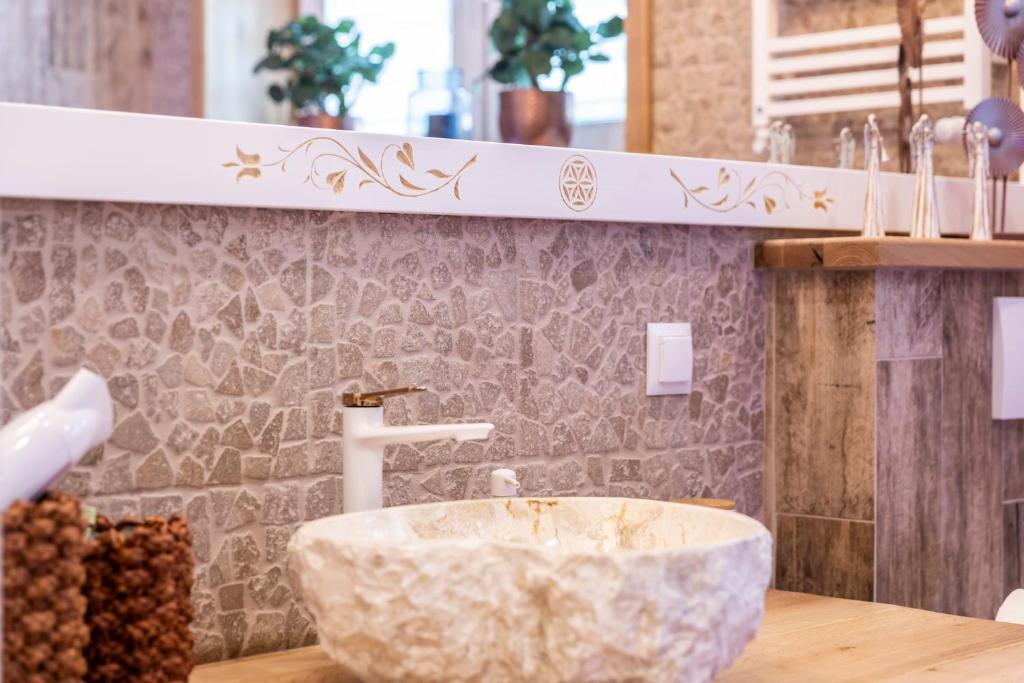 Kúpeľňa v ubytovaní Bunia w Zakopanem z jacuzzi