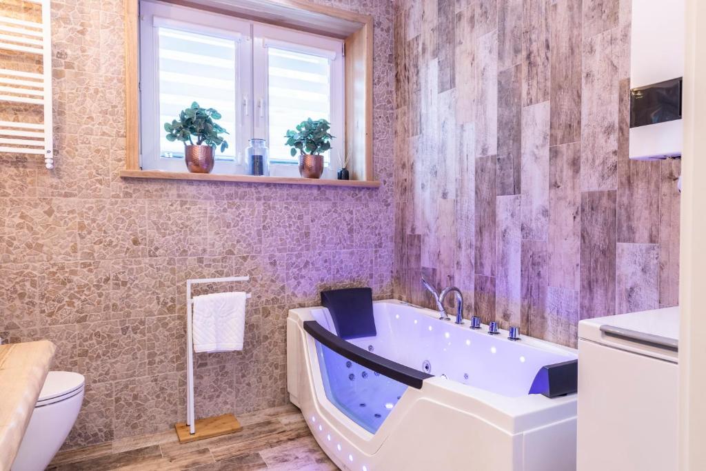 Kúpeľňa v ubytovaní Bunia w Zakopanem z jacuzzi