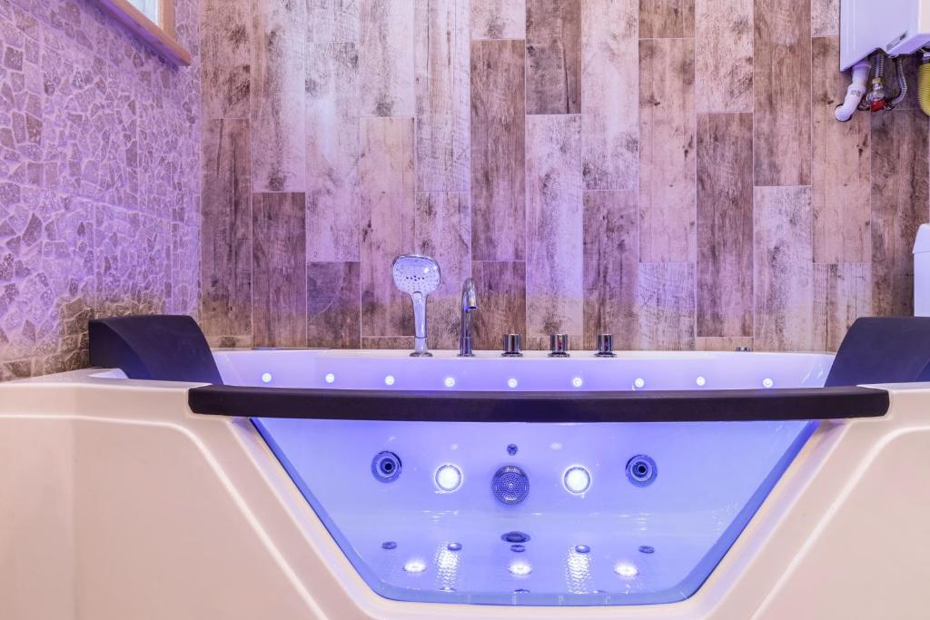Kúpeľňa v ubytovaní Bunia w Zakopanem z jacuzzi