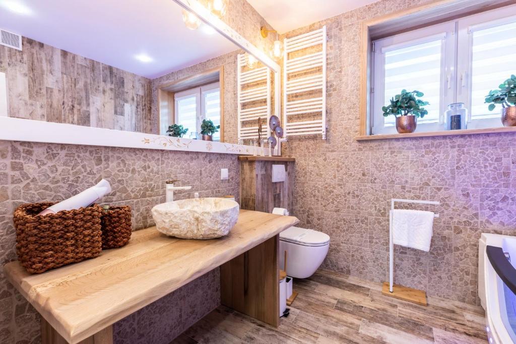 Kúpeľňa v ubytovaní Bunia w Zakopanem z jacuzzi