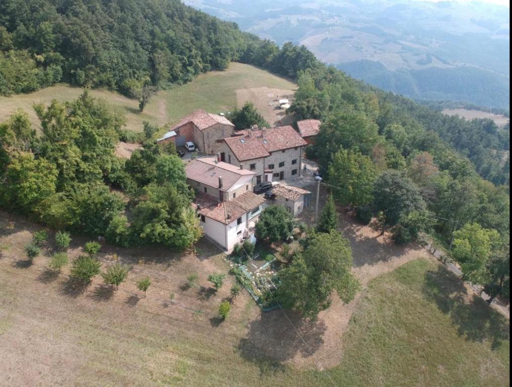 una vista aérea de una casa en una colina en Antico Borgo le Roste en Sassomorello