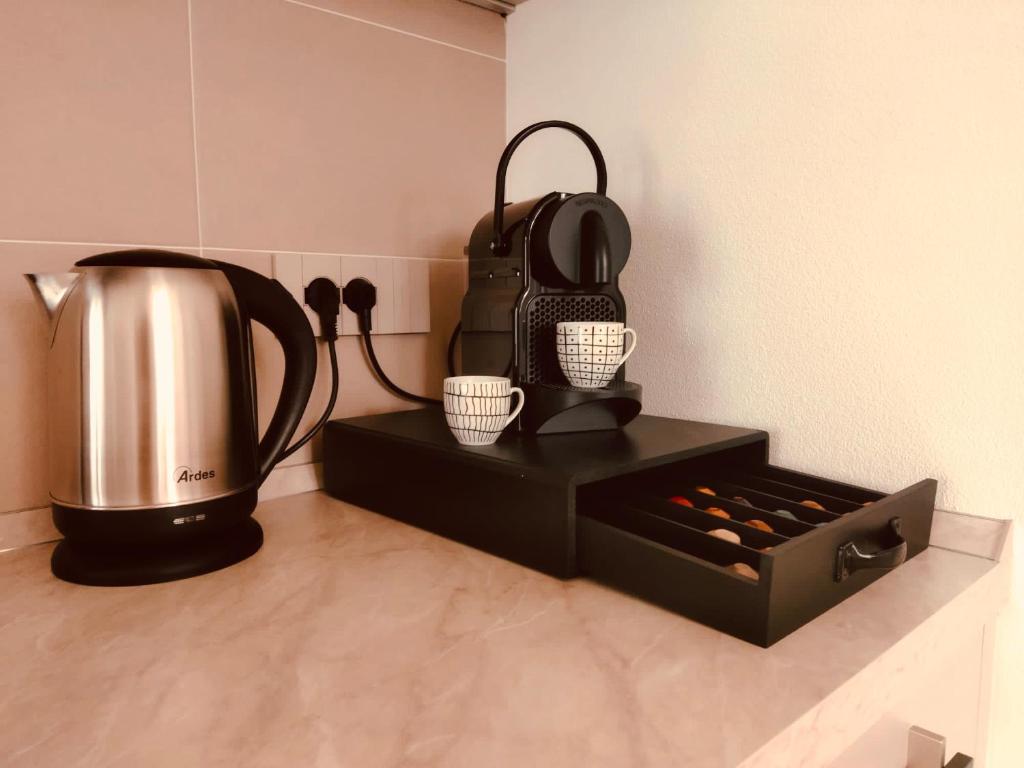 Utensilios para hacer té y café en Tellure apartments with breakfast