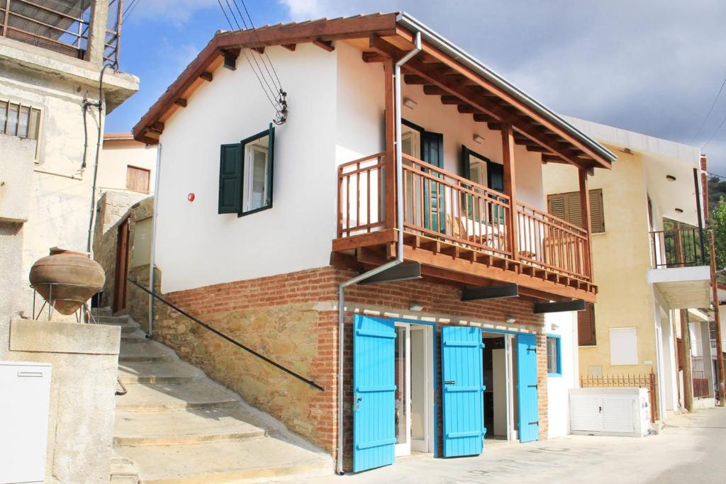 a building with a balcony on top of it at I Plateia in Kalopanayiotis