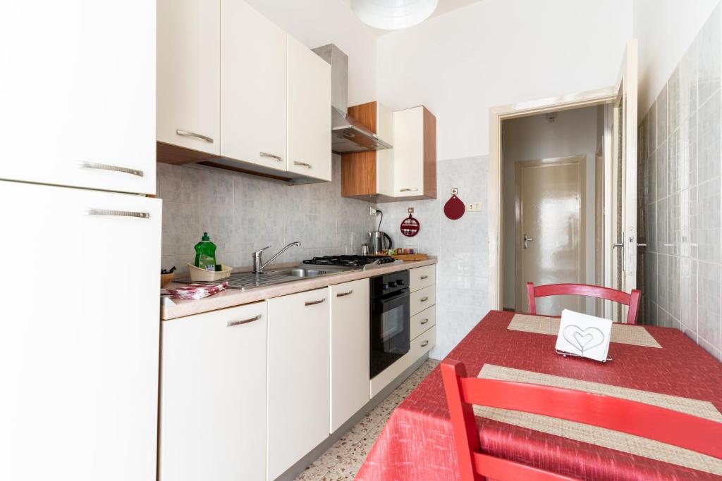 Kuchnia lub aneks kuchenny w obiekcie Casa Sofocle comodo bivani in borgata a due passi da Ortigia senza i disagi i Ortigia