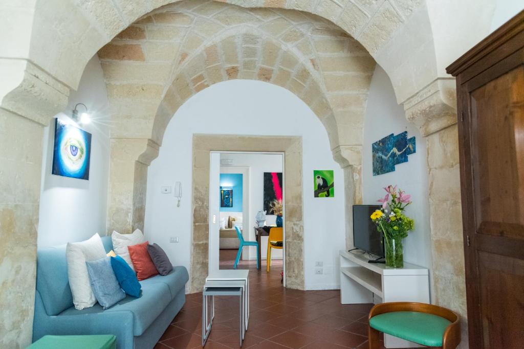 un soggiorno con divano blu e arco di CASA FLOW a Lecce