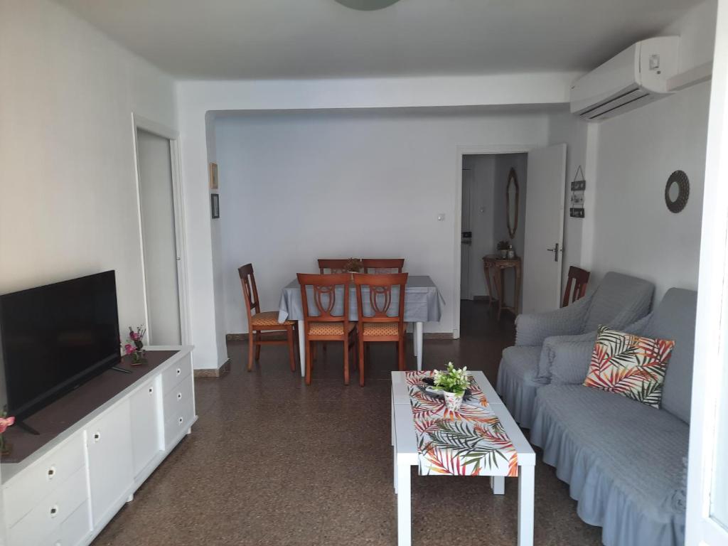 uma sala de estar com um sofá e uma mesa em Sun & Sea 3 Bedroom Apartment de Grau em Gandia