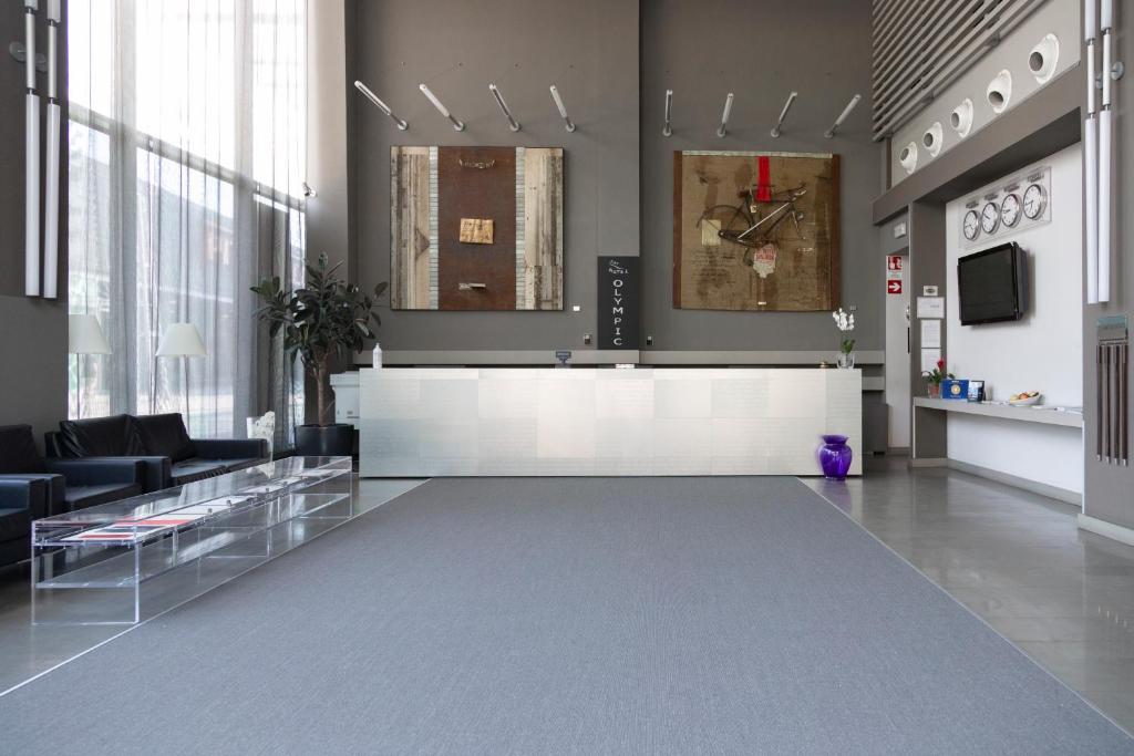 eine Lobby mit einer Rezeption in einem Gebäude in der Unterkunft Art Hotel Olympic in Turin