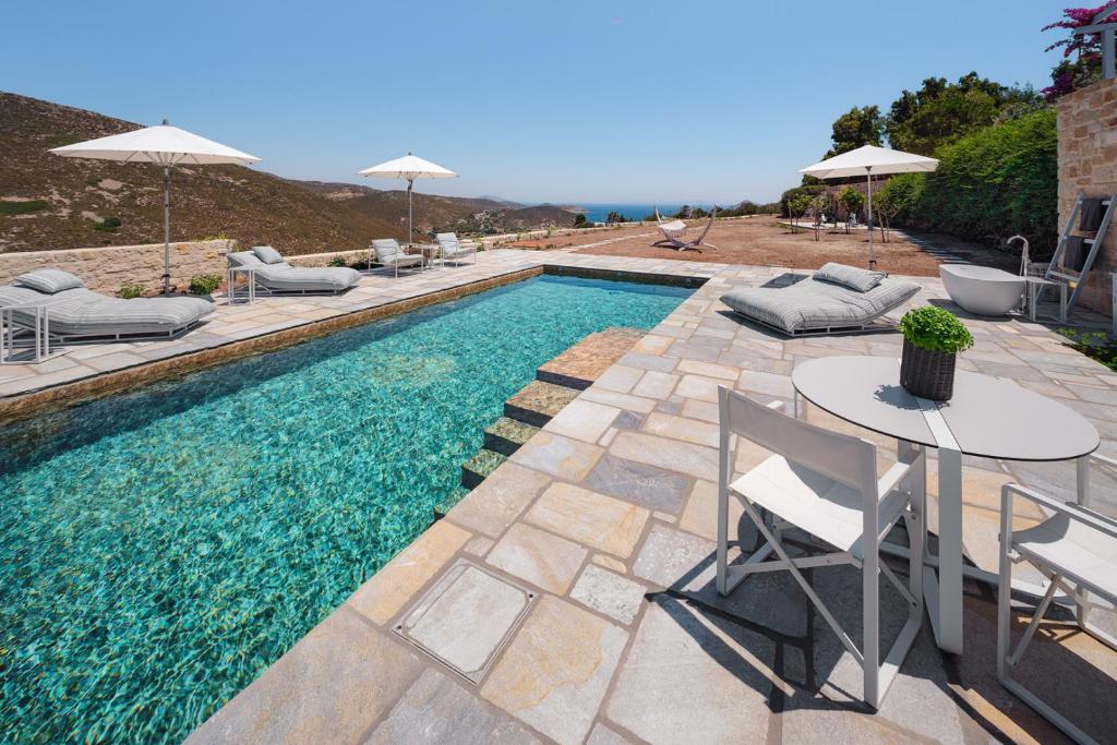 Bazén v ubytování Patmosphere Luxury Escape Adults-Only nebo v jeho okolí