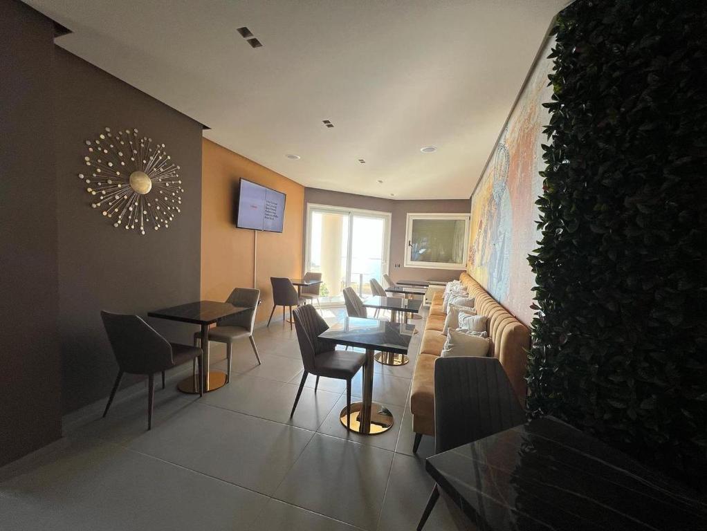 TV a/nebo společenská místnost v ubytování CC Hotel & Residence