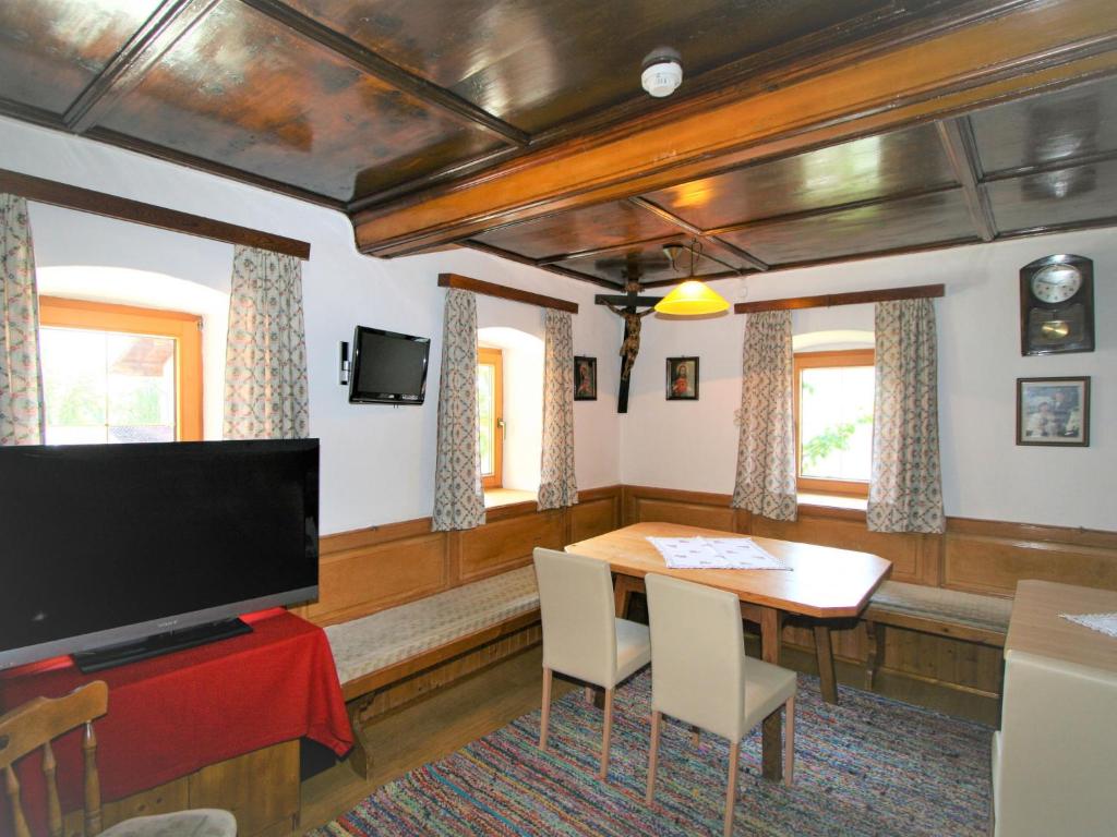 Televízia a/alebo spoločenská miestnosť v ubytovaní Apartment Binter by Interhome
