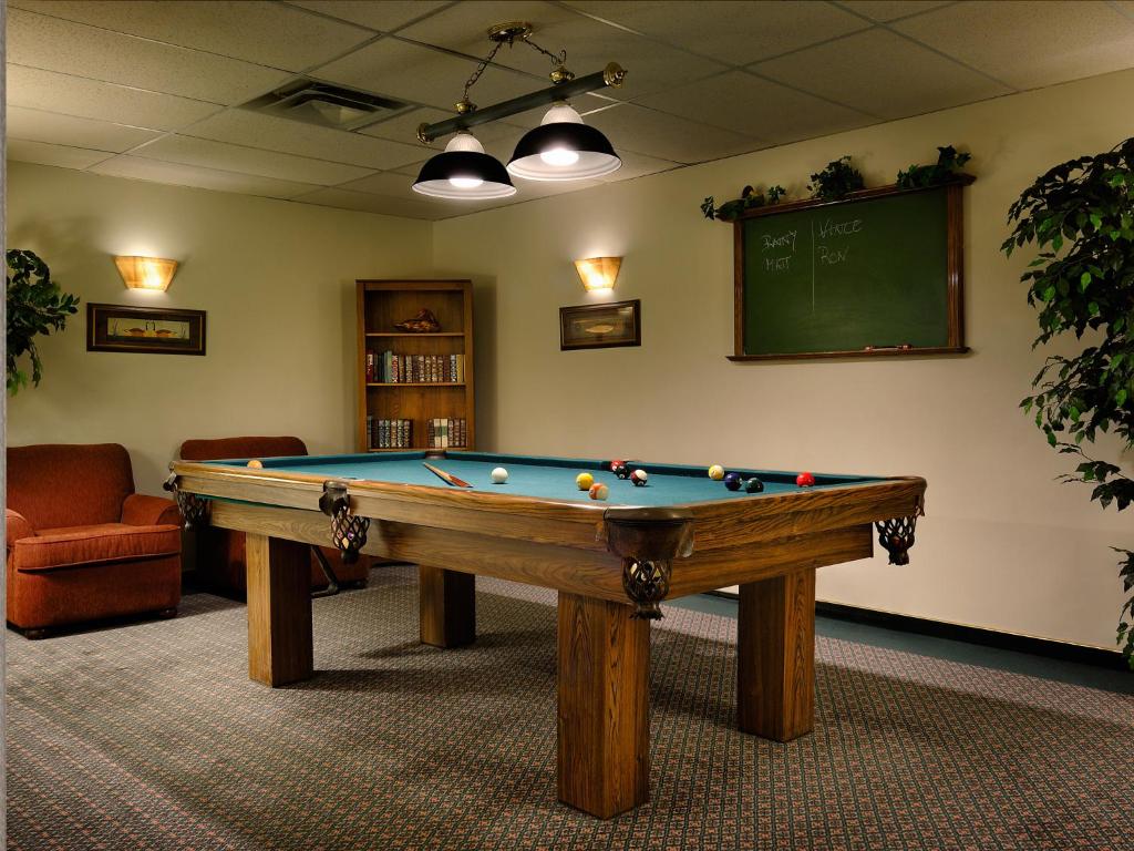 Biliár nebo kulečník v ubytování Royal Scot Hotel & Suites