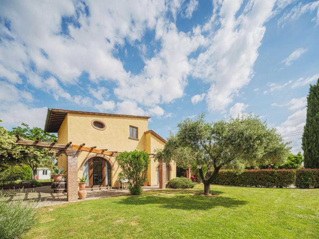 Villa con jardín y árbol en Holiday Home Villa Ulivo by Interhome, en Orentano