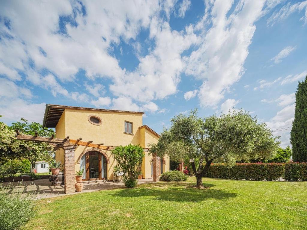 OrentanoにあるHoliday Home Villa Ulivo by Interhomeの庭園と木があるヴィラ