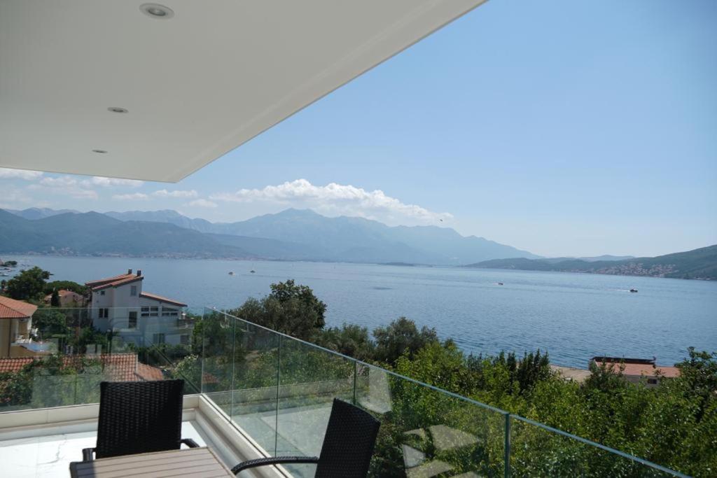 een balkon met uitzicht op een waterlichaam bij Villa Le Grand Bleu in Ðenovići