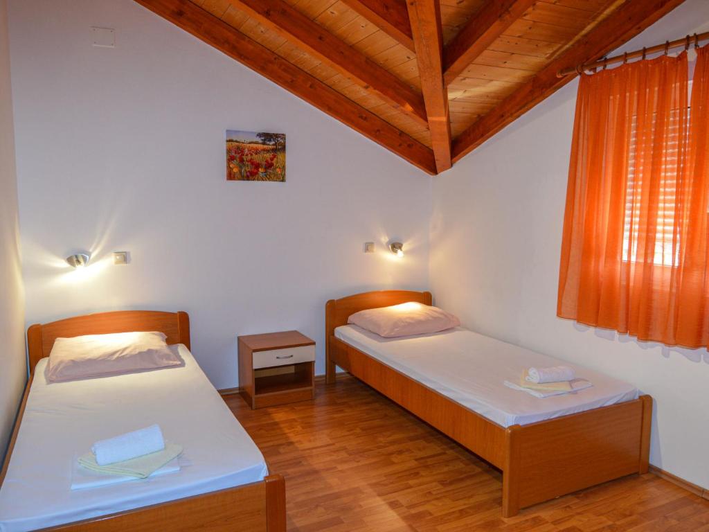 Postel nebo postele na pokoji v ubytování Apartment Grebastica-1 by Interhome
