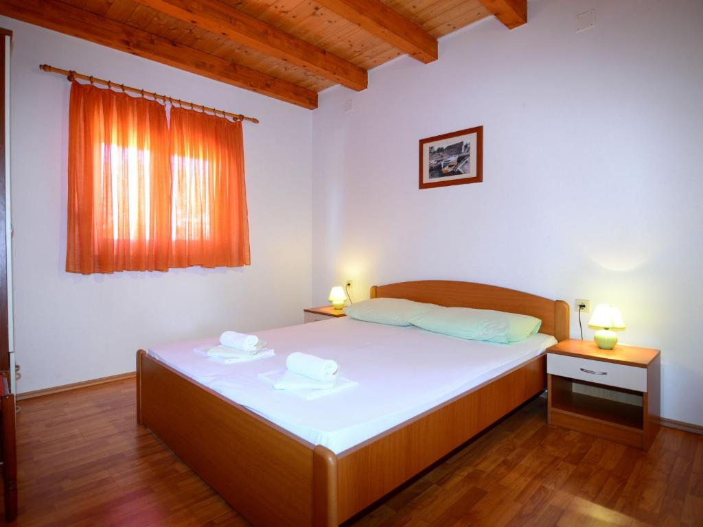 Postel nebo postele na pokoji v ubytování Apartment Grebastica-1 by Interhome