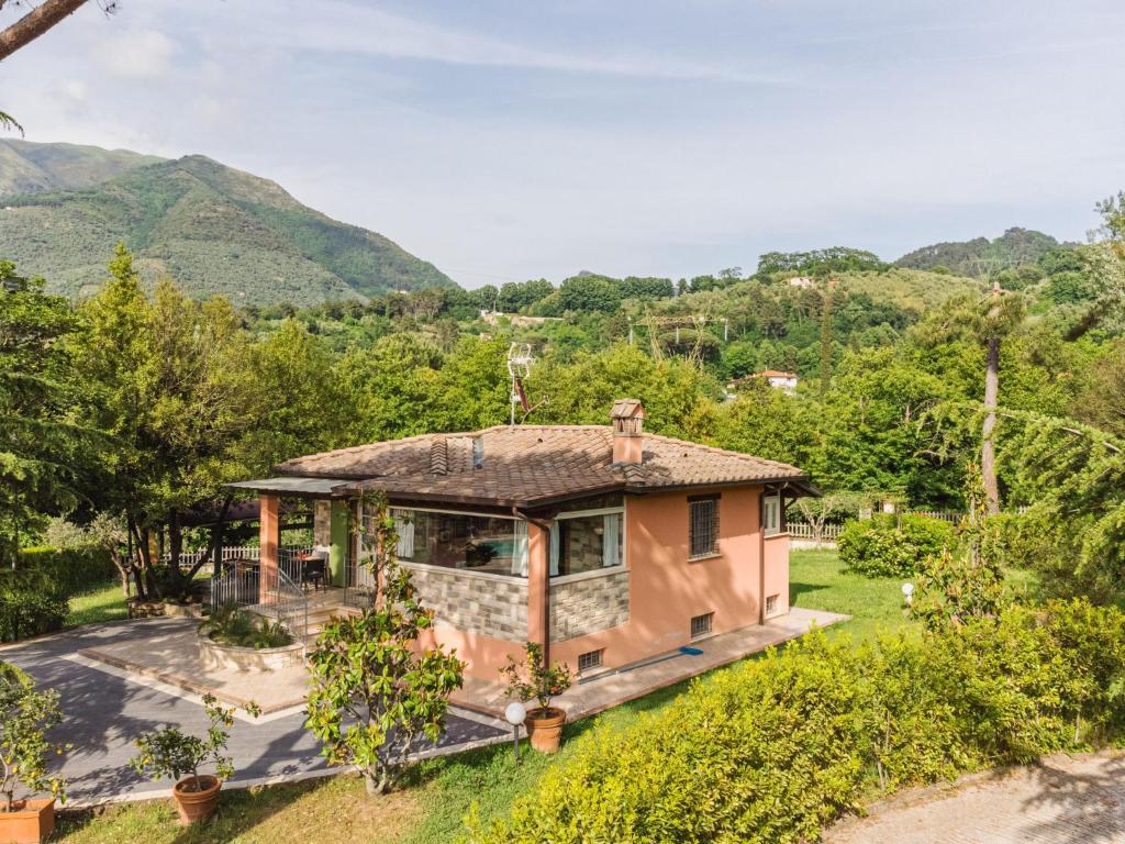 MontemagnoにあるHoliday Home Verde Versilia by Interhomeの山を背景にした家像