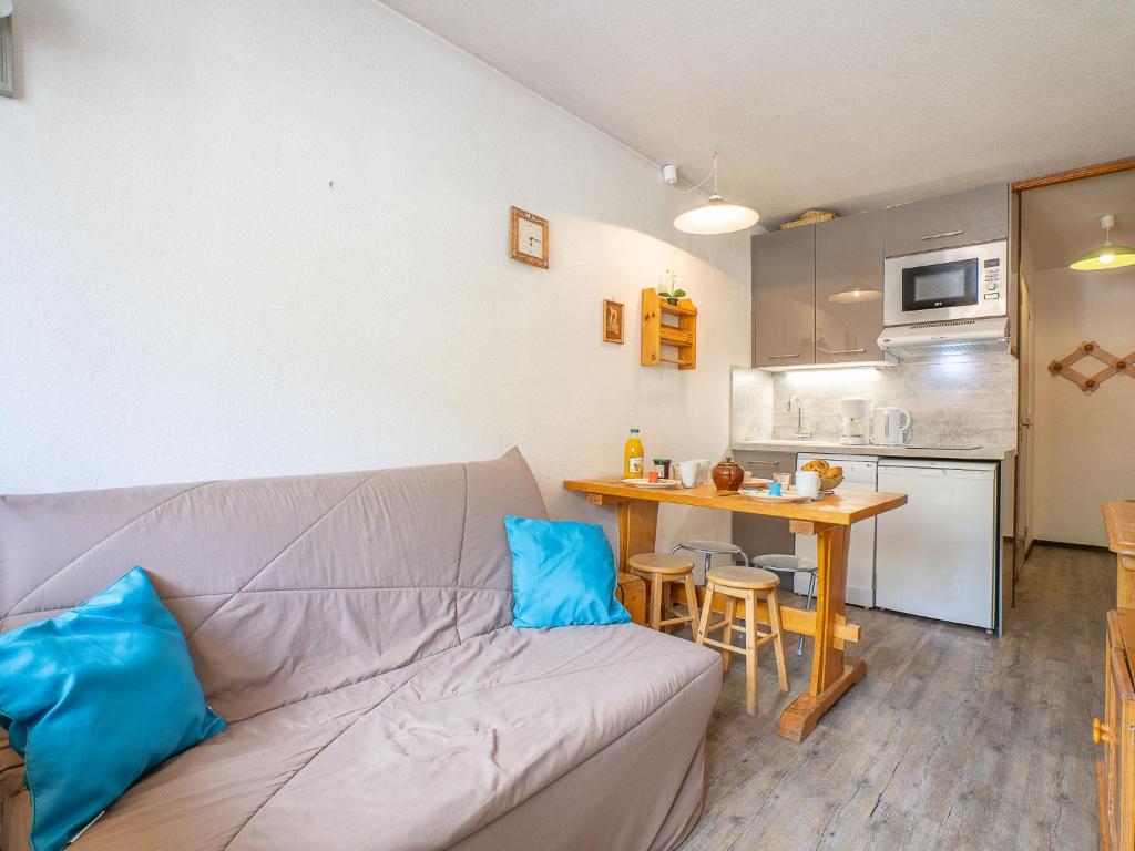 un salon avec un canapé et une cuisine dans l'établissement Studio vanoise 578 by Interhome, à Val Thorens
